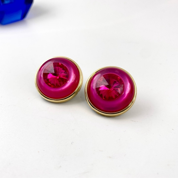Vintage 1980s Bijoux hot pink plastic rhinestone dome clip-on earrings. - Picture 4 of 5